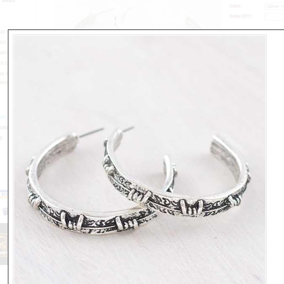 ✨️Sale✨️Silver Hoop Earrings with Intricate Design - Picture 1 of 1